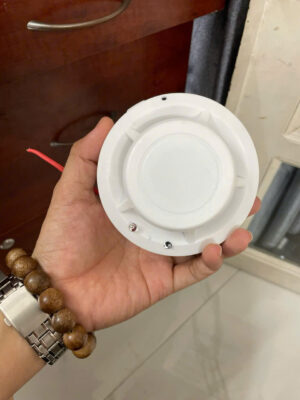 camera báo khói giấu kín